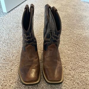 Ariat cowboy boots. Black and brown in great condition!